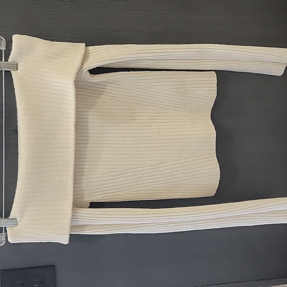 H&M Soft off the shoulder Cream Top XS